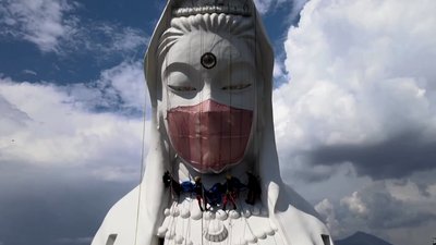 В Японії на обличчя 57-метрової статуї буддійської богині вдягли захисну маску