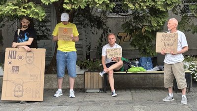 В Ужгороді 22 день поспіль проводять мирну акцію проти відставки ексміністра Федорова В Ужгороді 22 день поспіль проводять мирну акцію проти відставки ексміністра Федорова