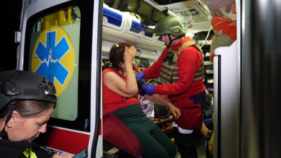 Медики надають допомогу на місці влучання