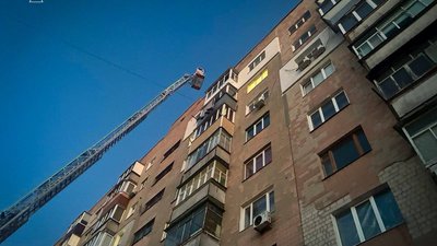 Рятувальники знімали дитину з балкону дев'ятого поверху