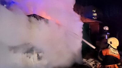 Гараж з двома автомобілями горів в Ужгороді. Вогонь перекинувся на сусідній гараж