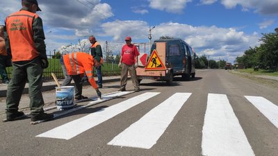 Латають ями та встановлюють знаки. Як у селі під Луцьком готуються до приїзду президента Латають ями та встановлюють знаки. Як у селі під Луцьком готуються до приїзду президента