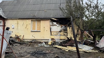 Наслідки російської атаки по будинках в Сумах.