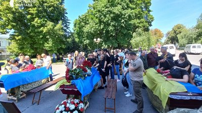 У Полтаві прощаються із чотирма військовими, які загинули на війні з Росією У Полтаві прощаються із чотирма військовими, які загинули на війні з Росією