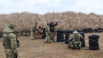 У Хмельницькому військовим азам навчали комунальників та працівників міськради