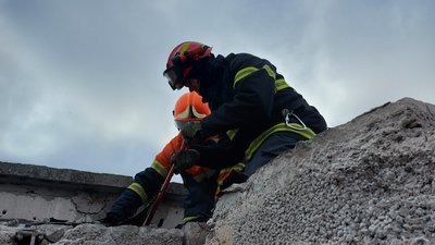 Рятувальники розбирають завали