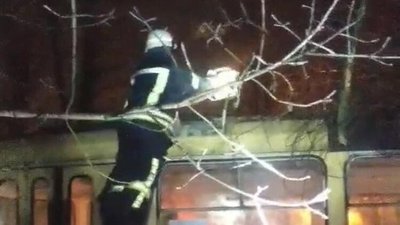 Через негоду на Харківщині рятувальники діставали машину швидкої з непроїзної дороги Через негоду на Харківщині рятувальники діставали машину швидкої з непроїзної дороги