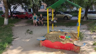 У Полтаві на дитячі майданчики завезли свіжий пісок У Полтаві на дитячі майданчики завезли свіжий пісок