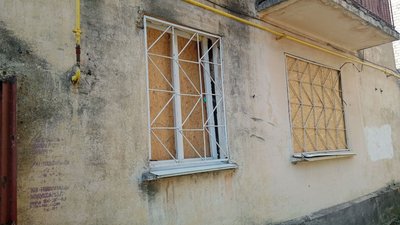 Пошкоджений дах, вибиті вікна та понівечені стіни. Жителі будинку в Миколаєві очікують на ремонт покрівлі Пошкоджений дах, вибиті вікна та понівечені стіни. Жителі будинку в Миколаєві очікують на ремонт покрівлі