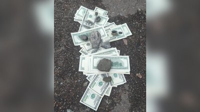 Правоохоронці затримали двох житомирян, які вимагали у підприємця 17 тисяч доларів Правоохоронці затримали двох житомирян, які вимагали у підприємця 17 тисяч доларів