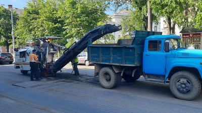 На вулиці Театральній у Житомирі готують дорожнє покриття до асфальтування На вулиці Театральній у Житомирі готують дорожнє покриття до асфальтування