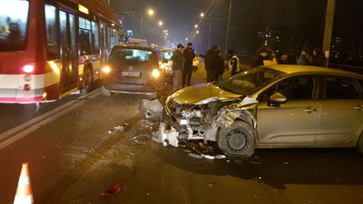 В Івано-Франківську зіткнулися одразу чотири автівки
