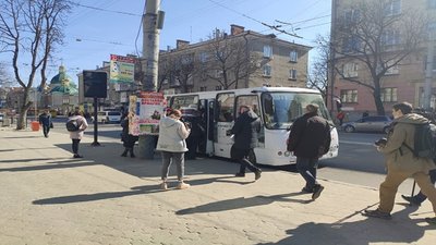 У громадському транспорті Тернополя можуть їздити не більше 10-ти пасажирів одночасно