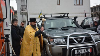Автомобіль та смаколики. Надвірнянська громада передала до великодніх свят подарунки військовим Автомобіль та смаколики. Надвірнянська громада передала до великодніх свят подарунки військовим