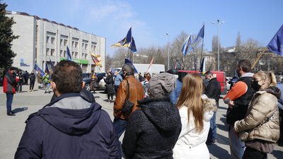 "Локдаун вбиває". В Одесі підприємці влаштували автопробіг проти карантинних обмежень "Локдаун вбиває". В Одесі підприємці влаштували автопробіг проти карантинних обмежень