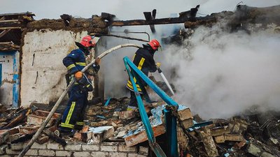 рятувальники гасять пожежу