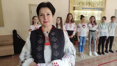 Тернополянка передала в ліцей вишиті рушники Тернополянка передала в ліцей вишиті рушники