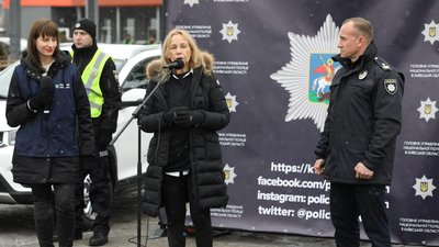 Американська ведуча й письменниця Мітці Пердью передала для поліції Київщини 8 автомобілів