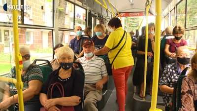 Контролери, які зараз "виловлюють" безбілетників, кажуть - у тролейбусі рідко буває так, що контроль проходить без нюансів. Фото: Суспільне. Контролери, які зараз "виловлюють" безбілетників, кажуть - у тролейбусі рідко буває так, що контроль проходить без нюансів. Фото: Суспільне.