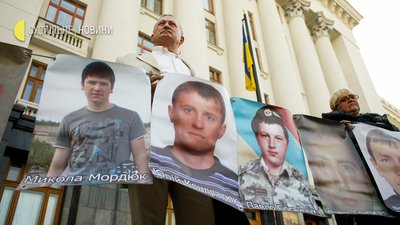 Під Офіс президента приїхали близько 30 матерів полонених та зниклих безвісти. Під Офіс президента приїхали близько 30 матерів полонених та зниклих безвісти.