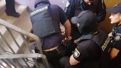 Спецоперація у Харкові: в під'їзді будинку затримали чоловіка, який міг бути озброєний гранатою Спецоперація у Харкові: в під'їзді будинку затримали чоловіка, який міг бути озброєний гранатою