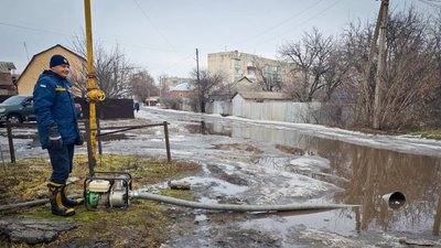 На Харківщині рятувальники відкачують воду після підтоплень На Харківщині рятувальники відкачують воду після підтоплень