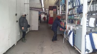 У Кропивницькому підприємці Колгоспного ринку протестують проти "карантину вихідного дня" У Кропивницькому підприємці Колгоспного ринку протестують проти "карантину вихідного дня"