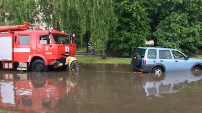 Злива у Полтаві: рятувальники витягали автівки на затопленій вулиці