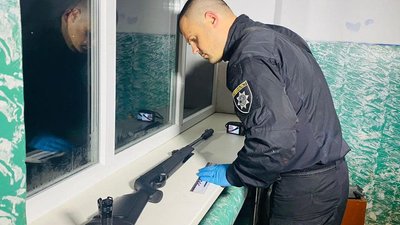 Поліцейські вилучили речові докази з місця стрільб, 22 листопада, Пнів