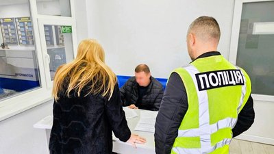 На Закарпатті двох чиновників та брокера підозрюють у виготовленні підроблених сертифікатів