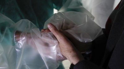 В італійському будинку для літніх людей встановили "тунель для обіймів". СУСПІЛЬНЕ | ВІДЕОНОВИНИ