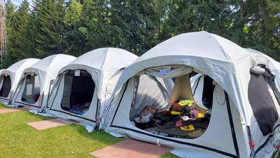 Діти живуть у наметовому містечку Діти живуть у наметовому містечку