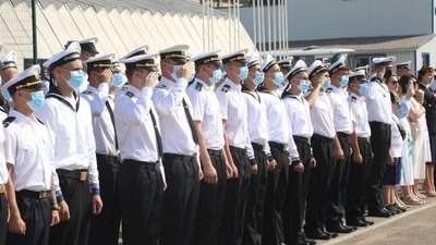 На буксирі ВМС підняли український та кримськотатарський прапори На буксирі ВМС підняли український та кримськотатарський прапори