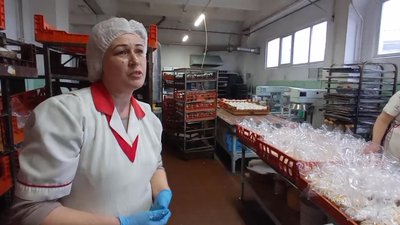 Сім тисяч пасок виготовляють за добу на Бердичівському хлібозаводі на Житомирщині Сім тисяч пасок виготовляють за добу на Бердичівському хлібозаводі на Житомирщині