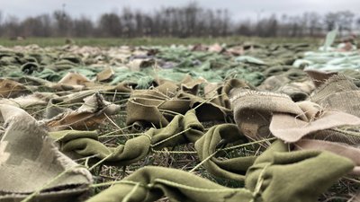 Волонтери на Харківщині випробовують маскувальні сітки для фронту Волонтери на Харківщині випробовують маскувальні сітки для фронту