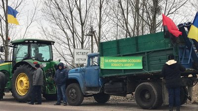 Волинські фермери перекрили дорогу через закон про ринок землі Волинські фермери перекрили дорогу через закон про ринок землі