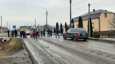 У Рогатині люди перекрили дорогу: вимагають ремонту У Рогатині люди перекрили дорогу: вимагають ремонту