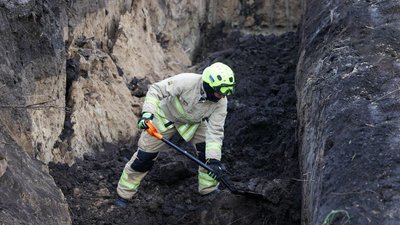 У Рівному чоловіка засипало в рову