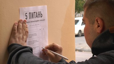 Вимірюють температуру та нагадують про маски. Як працює одна із дільниць Франківська Вимірюють температуру та нагадують про маски. Як працює одна із дільниць Франківська