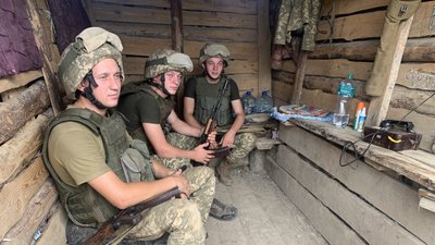 Троє братів служать в одній бригаді на Донеччині Троє братів служать в одній бригаді на Донеччині