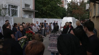 У Чернігові попрощалися з жертвами ракетної атаки Назаром Ющенком, Наталією Торією та Дмитром Маглічем У Чернігові попрощалися з жертвами ракетної атаки Назаром Ющенком, Наталією Торією та Дмитром Маглічем