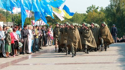 Військовий парад на фоні державного та політичних стягів у підніжжя Болдиної гори у 2011 році Військовий парад на фоні державного та політичних стягів у підніжжя Болдиної гори у 2011 році