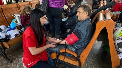 Понад 50 жителів Донеччини приїхали на Житомирщину черговим евакуаційним потягом Понад 50 жителів Донеччини приїхали на Житомирщину черговим евакуаційним потягом