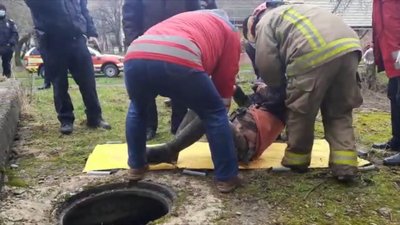 Прикарпатські надзвичайники врятували жінку, яка більше доби була затиснена у колекторі теплотраси Прикарпатські надзвичайники врятували жінку, яка більше доби була затиснена у колекторі теплотраси