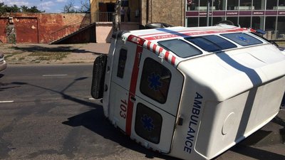 В Одесі карета "швидкої" потрапила в ДТП: травмувався санітар В Одесі карета "швидкої" потрапила в ДТП: травмувався санітар