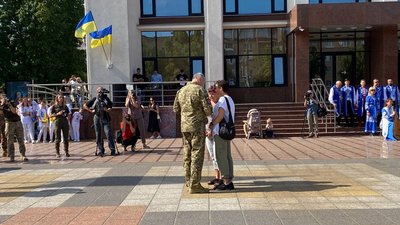 У Черкасах урочисто підняли державний прапор та нагороди військоволужбовців У Черкасах урочисто підняли державний прапор та нагороди військоволужбовців