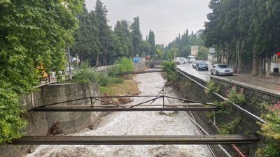 Чергові дощі в окупованому Криму затопили житлові будинки і розмили дороги