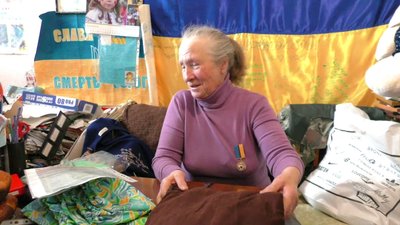 Від безрукавок до білизни: херсонська волонтерка шиє військовим одяг