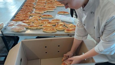 Студенти з Волині відправили військовим домашню випічку Студенти з Волині відправили військовим домашню випічку