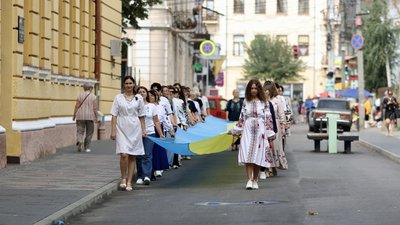 Люди несуть прапор України на Центральну площу Чернівців Люди несуть прапор України на Центральну площу Чернівців